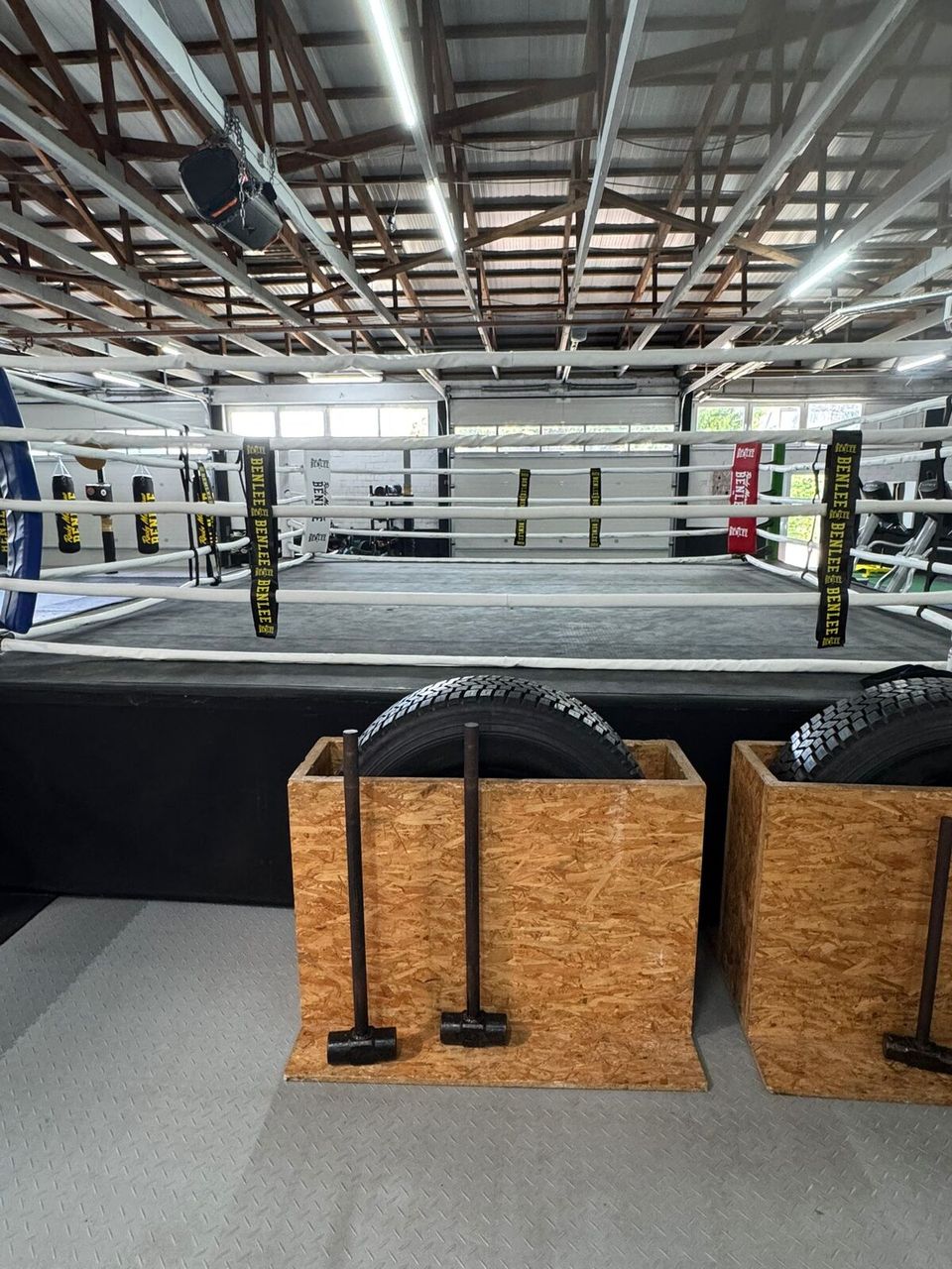 Boxring mit Reifen und Vorschlaghämmern für das Functional Training